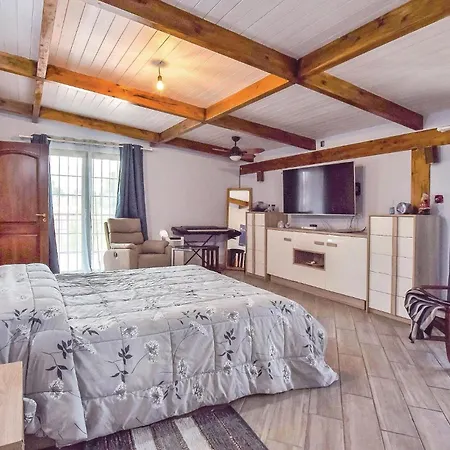 Beautiful In Torre Di Pescopaganoce Holiday home Castel Volturno